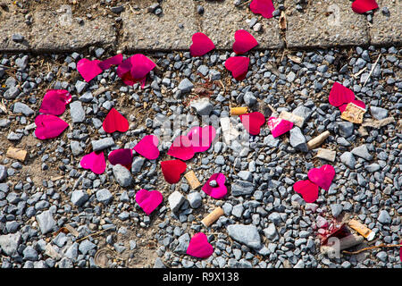 Petits coeurs rouge, faite de papier d'aluminium, les vestiges d'une pousse de photo après un mariage, à un point d'observation, Wartburg, Heilbronn, ci-dessus Banque D'Images