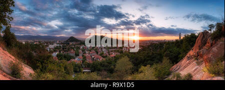 Coucher du soleil d'été plus de Plovdiv, Bulgarie, capitale européenne de la culture 2019 et la plus vieille ville en vie en Europe. Photo de l'une des collines de la ville Banque D'Images