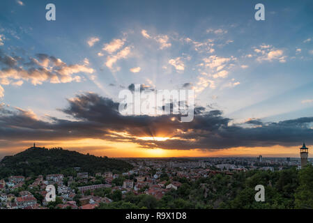 Coucher du soleil d'été plus de Plovdiv, Bulgarie, capitale européenne de la culture 2019 et la plus vieille ville en vie en Europe. Photo de l'une des collines de la ville Banque D'Images