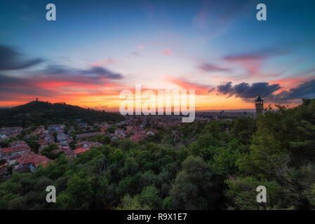 Coucher du soleil d'été plus de Plovdiv, Bulgarie, capitale européenne de la culture 2019 et la plus vieille ville en vie en Europe. Photo de l'une des collines de la ville Banque D'Images