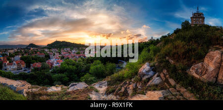 Coucher du soleil d'été plus de Plovdiv, Bulgarie, capitale européenne de la culture 2019 et la plus vieille ville en vie en Europe. Photo de l'une des collines de la ville Banque D'Images