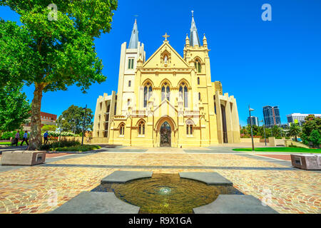 Vue de face de la cathédrale St Mary à Perth, Australie occidentale. Cathédrale de l'Immaculée Conception de la Bienheureuse Vierge Marie avec soleil et ciel bleu. Banque D'Images