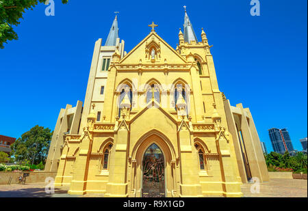 Façade de la cathédrale St Mary à Perth, Australie occidentale. La Cathédrale de l'Immaculée Conception de la Bienheureuse Vierge Marie en style néogothique est de religion chrétienne catholique. Vue de face. Banque D'Images