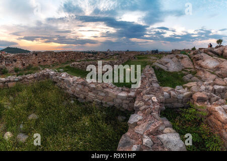 Coucher du soleil d'été plus de Plovdiv, Bulgarie, capitale européenne de la culture 2019. Photo de l'une des collines de la ville avec des murs de l'ancienne forteresse. Banque D'Images