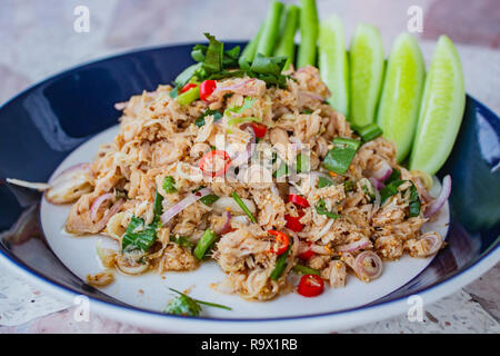 Salade de thon épicé avec des herbes, de style thaï. Banque D'Images