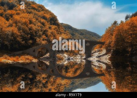 Pont du Diable, la Bulgarie. Vieux pont de pierre sur la rivière Arda, temps d'automne avec des feuilles dans l'eau. Rhodopes Banque D'Images