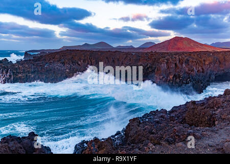 Los Hervideros étonnantes grottes à Lanzarote island au coucher du soleil, attraction touristique populaire, Îles Canaries, Espagne. Banque D'Images