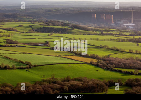 Voir d'Ironbridge Power Station dans le Shropshire, Angleterre, prise depuis le sommet de la colline Wrekin. Des champs verts, de l'agriculture locale, dans l'avant-plan. Banque D'Images