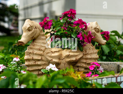 Vase avec fleurs dans la forme d'hippocampe Banque D'Images