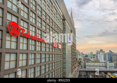 Takashimaya Timesquare à la gare de Shinjuku à l'aube, Tokyo, Japon Banque D'Images