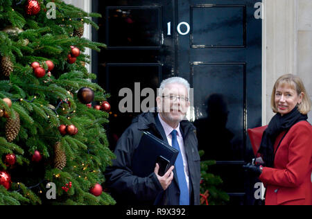 Michael Russell MSP (Scottish secrétaire du Cabinet pour les affaires de l'État et les relations constitutionnelles) avec Leslie Evans (Secrétaire Permanent à la sc Banque D'Images