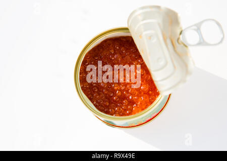 Caviar de saumon dans une boîte de conserve ouverte Banque D'Images