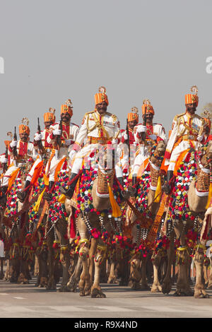 Des soldats de la Force de sécurité des frontières indiennes équitation leurs chameaux vers le bas le Raj Path en préparation pour le défilé de jour de République annuel Banque D'Images