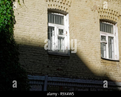 Vieille maison en brique en été dans la région de Moscou, Russie Banque D'Images