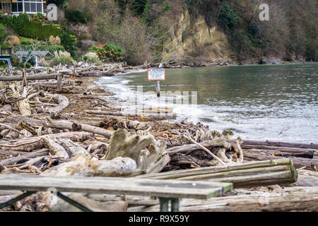 Lignes Driftwood la rive et un signe avertit les gens de rester à l'écart dans l'État de Washington. Banque D'Images