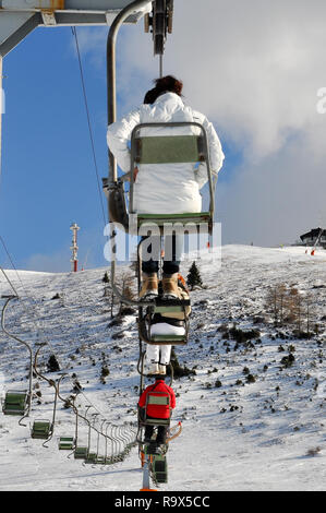 Les gens, non reconnaissable, une circonscription à la société Alpine de Krvavec Mountain Ski Resort en Slovénie, à la verticale de leur orientation sexuelle Banque D'Images