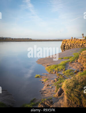 Vue sur le littoral sur une froide journée d'hiver ensoleillée, au village de Glencaple, Ecosse, avec la marée. Banque D'Images