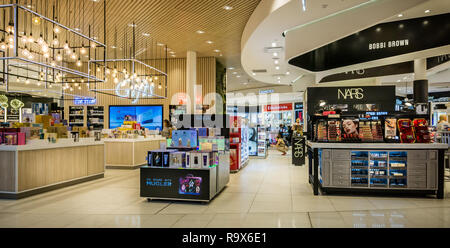 Zone de shopping hors taxes à l'Aéroport de Dubai, Dubaï, Émirats arabes unis prises le 13 janvier 2018 Banque D'Images