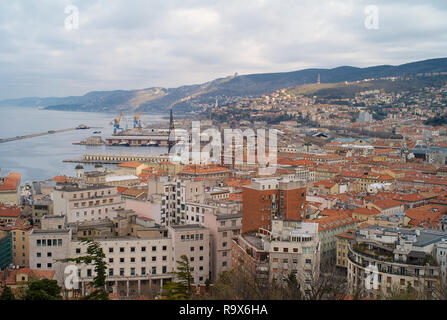 TRIESTE, Italie - le 14 janvier 2015 : Le centre-ville et de la vieille ville de Trieste du dessus avec le vieux port à l'arrière-plan. Banque D'Images