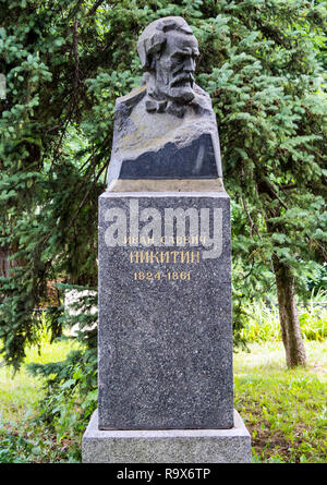 Voronezh (Russie - Août 08, 2018 : Monument à l'I.S. Nikitin sur le territoire de sa maison-musée, de la ville de Voronezh Banque D'Images