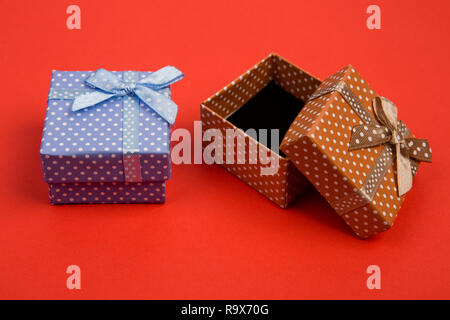Concept de célébration - Coffrets cadeaux à pois blancs sur fond rouge Banque D'Images