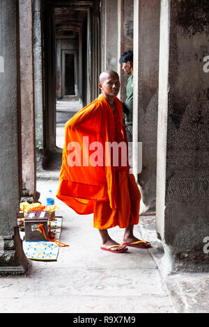 Le moine bouddhiste qui pose pour photo à l'intérieur de temple Banque D'Images