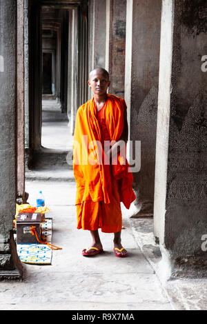 Le moine bouddhiste qui pose pour photo à l'intérieur de temple Banque D'Images