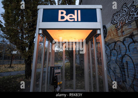 Montréal, Canada - le 6 novembre 2018 : Bell Canada Payphone à Montréal dans la soirée. Bell Canada est l'un des principaux fournisseurs d'une cabine téléphonique et telepho Banque D'Images