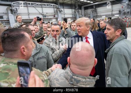 Le Président américain Donald Trump service américain accueille les membres au cours de escale à Ramstein Air Force Base à la suite d'une visite surprise à l'Iraq le 26 décembre 2018 à Ramstein-Miesenbach, Allemagne. Le président et la première dame a passé environ trois heures le lendemain à Al Asad, situé dans l'ouest de l'Iraq, leur premier voyage pour visiter les troupes à l'étranger depuis son entrée en fonction. Banque D'Images