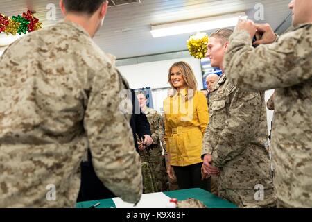 Première Dame des États-Unis Melania Trump service américain accueille les membres au cours d'une visite surprise avec le Président Donald Trump à Al Asad Air Base le 26 décembre 2018 à Al Anbar, l'Iraq. Le président et la première dame a passé environ trois heures le lendemain à Al Asad, situé dans l'ouest de l'Iraq, leur premier voyage pour visiter les troupes à l'étranger depuis son entrée en fonction. Banque D'Images