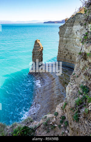 Printemps Ensoleillé vue de Love Canal ou Canal D'Amour avec l'aiguille de pierre et l'eau bleu coloré de la mer Ionienne et falaises stratifiées à Corfou, Corfou est Banque D'Images