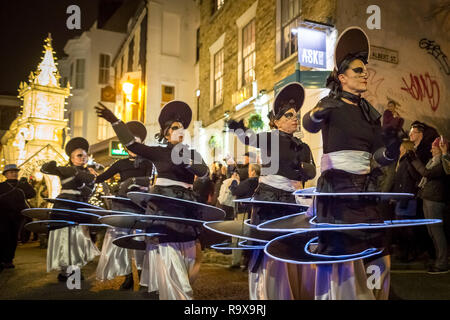 Brighton, East Sussex, UK. 21 Dec 2018. Incendie de la lanterne horloges parade marquant le jour le plus court de l'année. © Guy Josse/Alamy Live News Banque D'Images