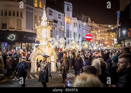 Brighton, East Sussex, UK. 21 Dec 2018. Incendie de la lanterne horloges parade marquant le jour le plus court de l'année. © Guy Josse/Alamy Live News Banque D'Images