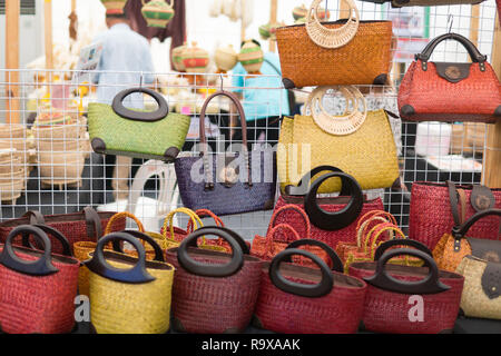 Sac fait main tissé coloré pour les femmes,l'artisanat thaïlandais.Shopping pour sacs de paille dans le sud de la Thaïlande. Banque D'Images