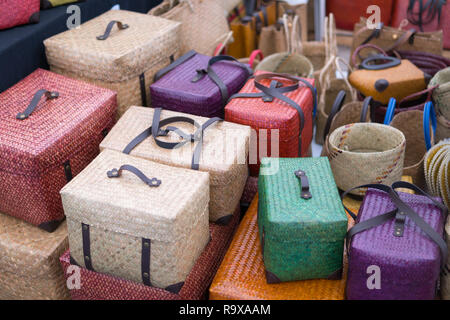 Sac fait main tissé coloré pour les femmes,l'artisanat thaïlandais.Shopping pour sacs de paille dans le sud de la Thaïlande. Banque D'Images