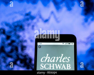 Charles Schwab Corporation Financial services company logo vu affichée sur smart phone Banque D'Images