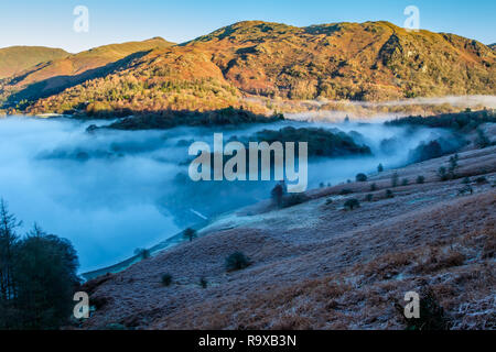 S'étendent sur la brume du lac de Grasmere, Rydal Water à Grasmere, Lake District, Cumbria Banque D'Images