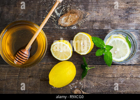 L'eau de désintoxication avec du miel, du citron et de la menthe, de la santé et de l'organique. Banque D'Images