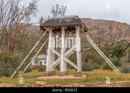 WUPPERTHAL, AFRIQUE DU SUD, le 27 août 2018 : Les cloches historiques dans les montagnes Cederberg Wupperthal dans de la Province du Cap Occidental Banque D'Images