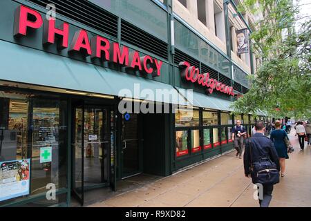 CHICAGO, USA - 26 juin 2013 : les gens marchent par Walgreens Pharmacy à Chicago. Walgreens est la plus grande chaîne de vente au détail de produits pharmaceutiques aux États-Unis avec 8 300 Banque D'Images