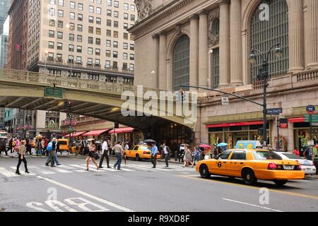 NEW YORK, USA - 1 juillet 2013 : Les gens entrent dans Grand Central Terminal de New York. La station existe depuis 1871. Il avait 82 millions de voyageurs Banque D'Images