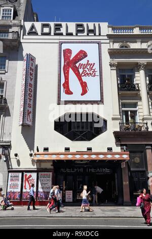 Londres, UK - 6 juillet 2016 : les gens marchent par Adelphi Theatre à Londres, au Royaume-Uni. C'est l'un des théâtres du West End de Londres. En 2013 les théâtres de West End vendu 14,5 mi Banque D'Images