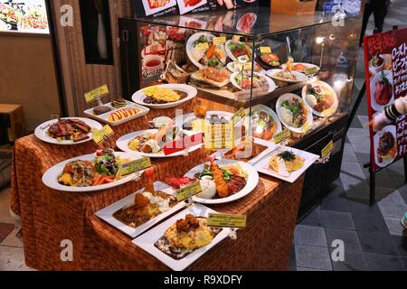 KYOTO, JAPON - 27 NOVEMBRE 2016 : restaurant japonais avec affichage d'aliments en plastique à Kyoto, au Japon. Kyoto est une grande ville avec une population de 1,5 millions de dollars. Banque D'Images