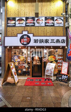 KYOTO, JAPON - 27 NOVEMBRE 2016 : restaurant japonais à Kyoto, au Japon. Kyoto est une grande ville avec une population de 1,5 millions de dollars. Banque D'Images