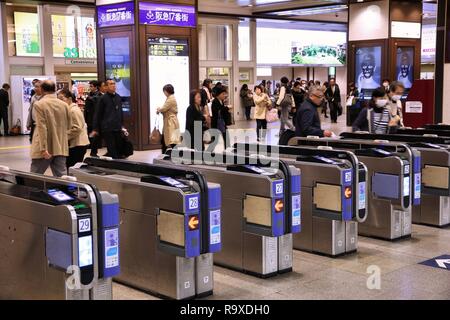 OSAKA, JAPON - 22 NOVEMBRE 2016 : Les passagers entrer station Hankyu Umeda, à Osaka au Japon. La station Hankyu Umeda a ouvert ses portes en 1910 et est exploité par la Hankyu Banque D'Images