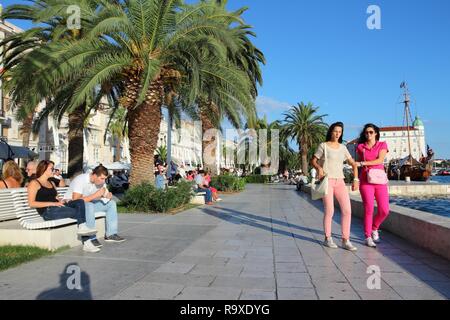 SPLIT, CROATIE - 16 SEPTEMBRE : personnes visitent le remblai le 16 septembre 2012 à Split, Croatie. Le centre historique de Split est inscrite au Patrimoine Mondial de l'UNESCO Banque D'Images