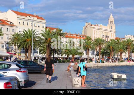 SPLIT, CROATIE - 16 SEPTEMBRE : personnes visitent le remblai le 16 septembre 2012 à Split, Croatie. Le centre historique de Split est inscrite au Patrimoine Mondial de l'UNESCO Banque D'Images