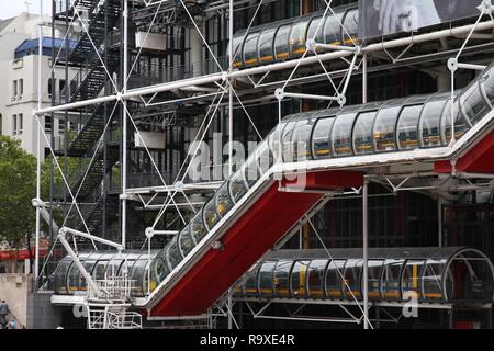 PARIS - 20 juillet : personnes visitent le Centre Georges Pompidou le 20 juillet 2011 à Paris, France. La structure post-moderne achevé en 1977 est l'un des plus rec Banque D'Images