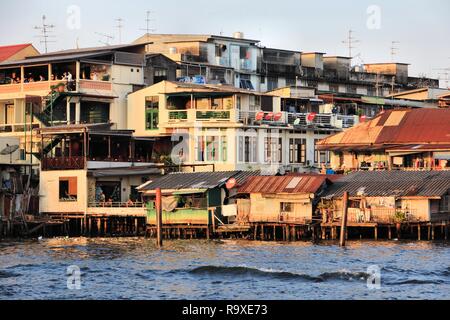 BANGKOK, THAÏLANDE - 24 décembre 2013 : vue sur la rivière d'architecture pauvres à Bangkok. Bangkok est la plus grande ville de la Thaïlande avec 14 millions de personnes livi Banque D'Images