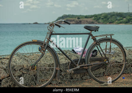 Vélos stationnés sur la plage de Dutch Bay à Trincomalee, Sri Lanka Banque D'Images